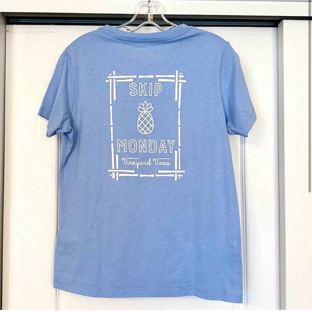 Vineyard Vines Skip Monday Blue Pineapple T-shirt Size M - Picture 2 of 4